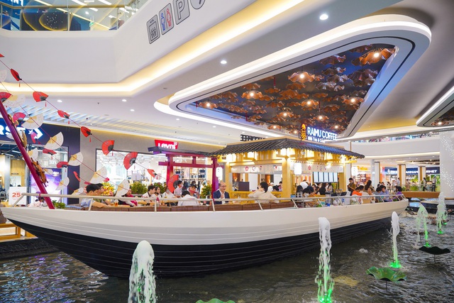  Ghé thăm Vincom Mega Mall đầu tiên theo mô hình Life-Design: Mua sắm bên thương cảng ven sông, tích hợp cả trường đua F1 mini, mỏi chân thì ghé Sen Tài Thu massage  - Ảnh 1.