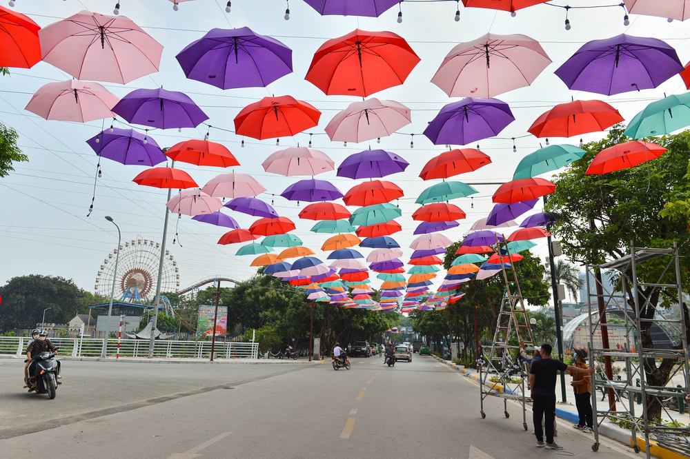  Ảnh: Phố đi bộ Trịnh Công Sơn rực rỡ với hàng trăm chiếc ô cùng hàng vạn bóng đèn led - Ảnh 4.