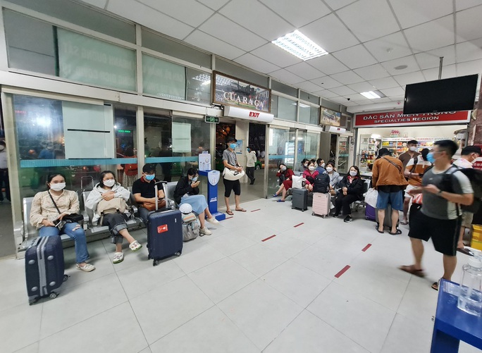  NÓNG: Khách đang dồn về Đà Nẵng, sân bay, ga tàu ken cứng  - Ảnh 1.