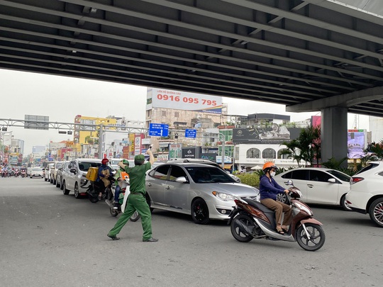  Cửa ngõ, bến xe ở TP HCM đang ken cứng, đường về miền Tây ùn ứ nhiều nơi  - Ảnh 1.