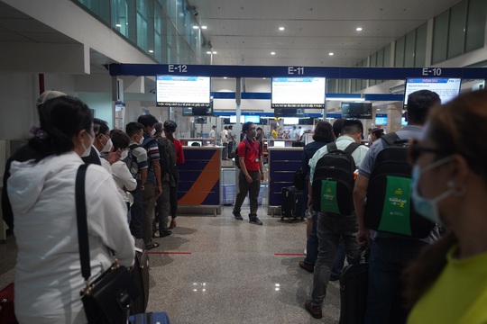 Sân bay Tân Sơn Nhất đón lượng khách kỷ lục dịp lễ 30-4 - Ảnh 3.