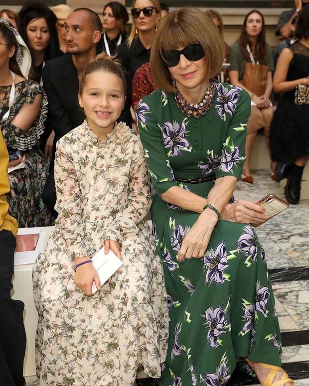 2 ái nữ nổi tiếng nhất Hollywood dậy thì ra sao? Suri Cruise lột xác như người mẫu, Harper Beckham mũm mĩm đầy đáng yêu - Ảnh 3.