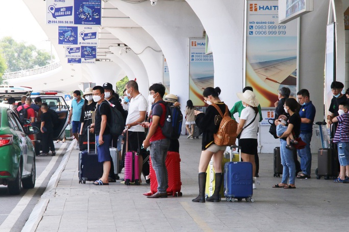  NÓNG: Khách đang dồn về Đà Nẵng, sân bay, ga tàu ken cứng  - Ảnh 6.