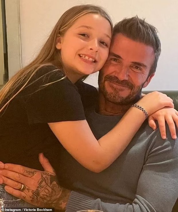 2 ái nữ nổi tiếng nhất Hollywood dậy thì ra sao? Suri Cruise lột xác như người mẫu, Harper Beckham mũm mĩm đầy đáng yêu - Ảnh 8.