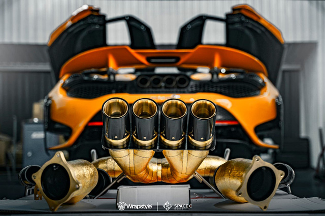 Đại gia Phú Quốc chi hàng trăm triệu đồng nâng cấp hệ thống ống xả mạ vàng cho siêu xe McLaren 765LT - Ảnh 1.