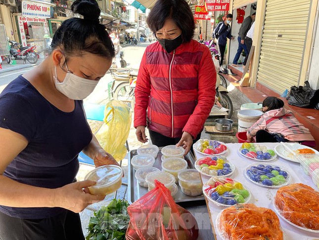  Người dân ‘rồng rắn’ xếp hàng mua bánh trôi, bánh chay ở quán chè nức tiếng Thủ đô  - Ảnh 11.