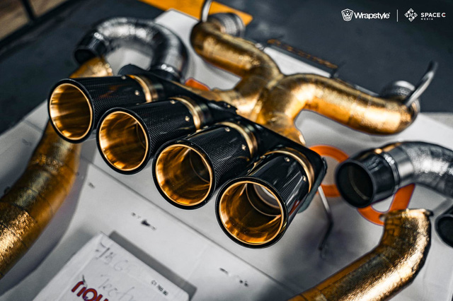 Đại gia Phú Quốc chi hàng trăm triệu đồng nâng cấp hệ thống ống xả mạ vàng cho siêu xe McLaren 765LT - Ảnh 3.