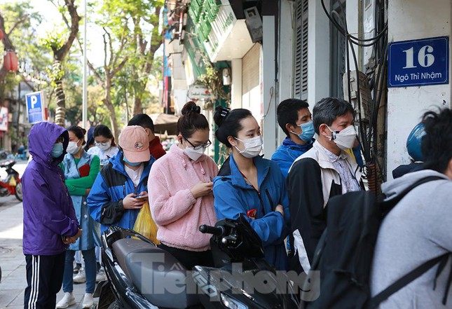  Người dân ‘rồng rắn’ xếp hàng mua bánh trôi, bánh chay ở quán chè nức tiếng Thủ đô  - Ảnh 4.