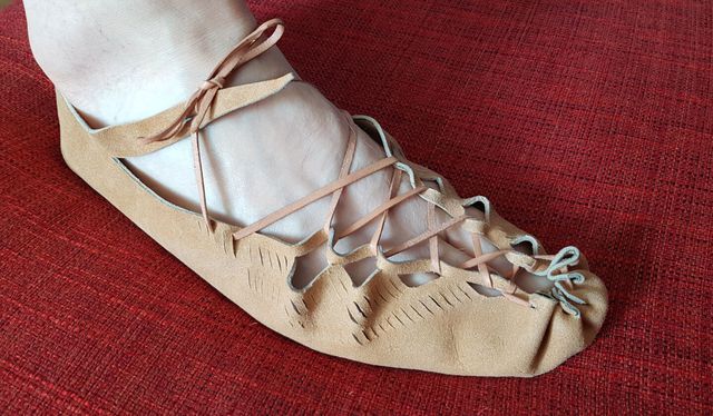 Băng tan trên núi Na Uy để lộ một chiếc giày 1.500 năm tuổi, chứa đựng bí mật thời trang cổ đại - Ảnh 2.