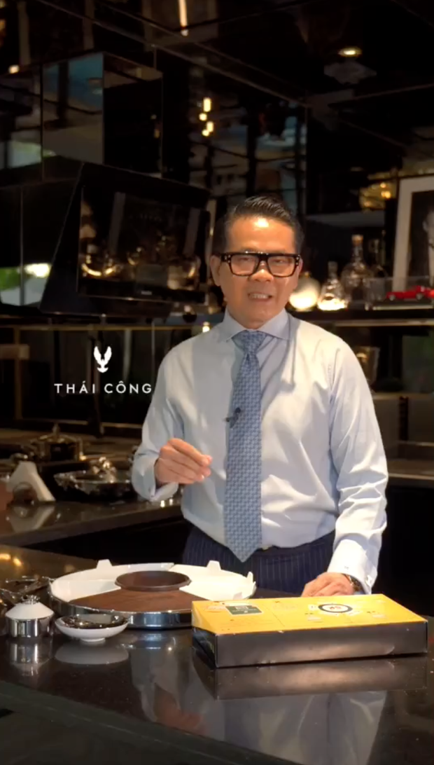 Thái Công ăn bún đậu mắm tôm trong chiếc khay 36 triệu đồng - Ảnh 1.
