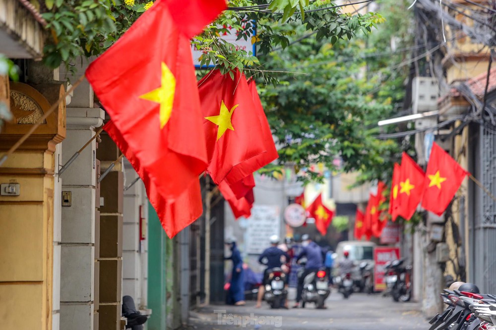  Từ ngõ nhỏ đến chung cư đỏ thắm màu cờ mừng ngày 30/4 - Ảnh 11.