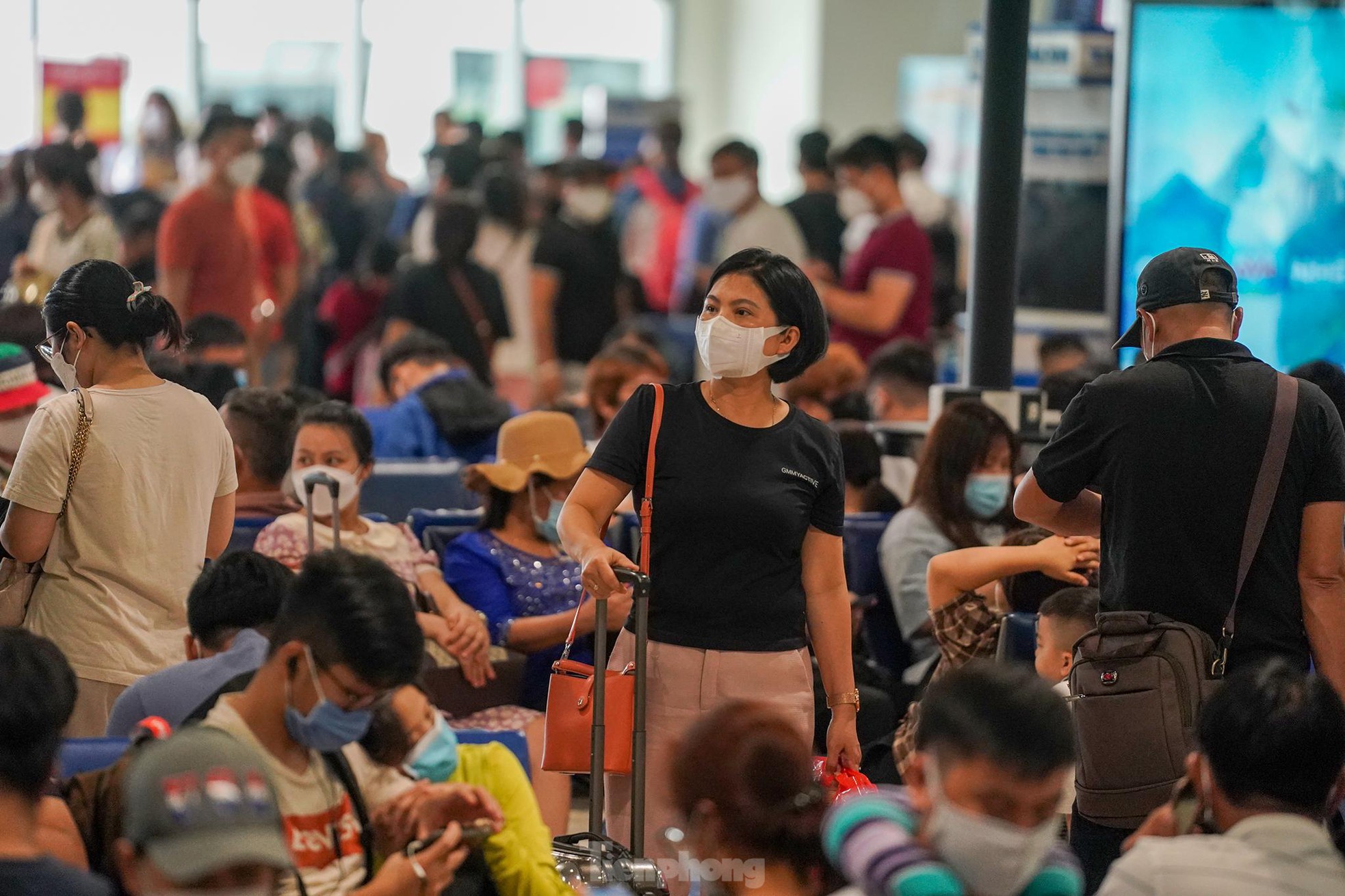 Hình ảnh đối lập ở sân bay Tân Sơn Nhất sáng 30/4 - Ảnh 16.