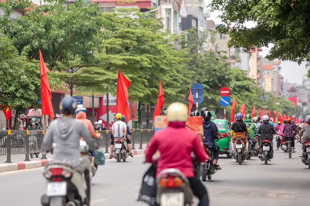  Từ ngõ nhỏ đến chung cư đỏ thắm màu cờ mừng ngày 30/4 - Ảnh 17.