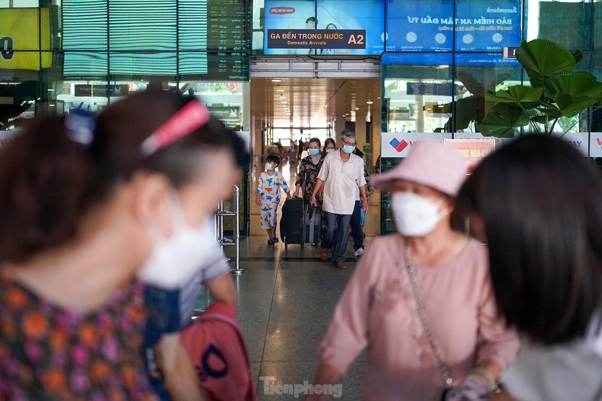 Hình ảnh đối lập ở sân bay Tân Sơn Nhất sáng 30/4 - Ảnh 19.