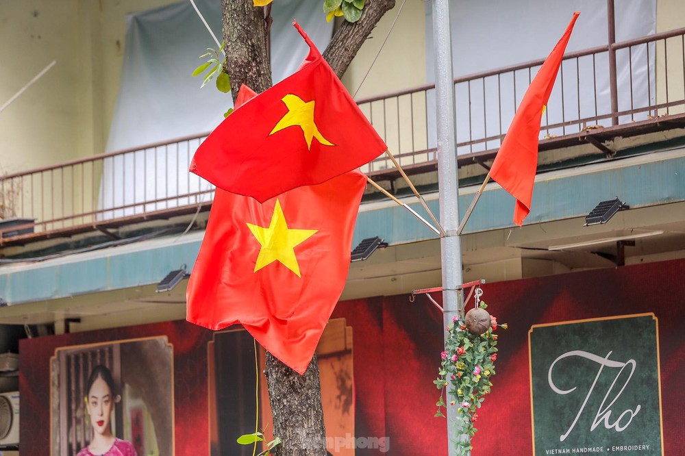 Cờ mừng ngày 30/4 nhỏ: Năm 2024, những chiếc cờ mừng ngày 30/4 nhỏ đang được sản xuất và phân phối rộng rãi trên thị trường. Đây là món quà ý nghĩa để mọi người tỏ lòng biết ơn và tự hào với tinh thần đấu tranh anh dũng của dân tộc Việt Nam trong cuộc chiến chống Mỹ cứu nước. Hãy sử dụng sản phẩm này để thể hiện tình yêu và niềm tự hào với quốc gia.