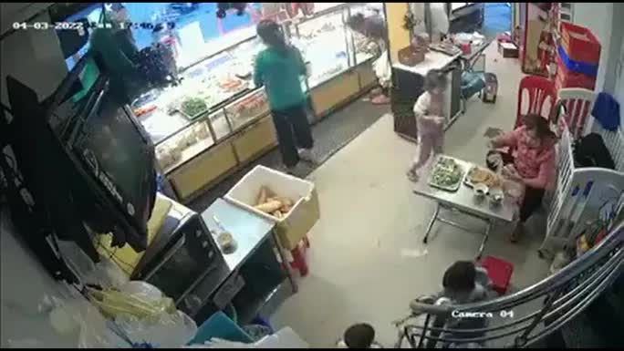 CLIP: Ô tô “điên” lao thẳng vào tiệm bánh mì, ít nhất 3 người bị thương - Ảnh 2. CLIP: Ô tô “điên” lao thẳng vào tiệm bánh mì, ít nhất 3 người bị thương - Ảnh 2.
