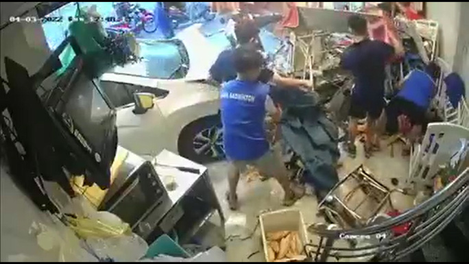 CLIP: Ô tô “điên” lao thẳng vào tiệm bánh mì, ít nhất 3 người bị thương - Ảnh 3. CLIP: Ô tô “điên” lao thẳng vào tiệm bánh mì, ít nhất 3 người bị thương - Ảnh 3.