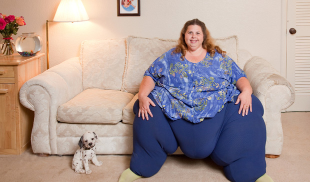 Người phụ nữ béo nhất hành tinh nặng 302kg chỉ có thể đi lại bằng xe đẩy “biến hình” sốc sau 10 năm, không nói không ai dám tin là 1 người - Ảnh 1.