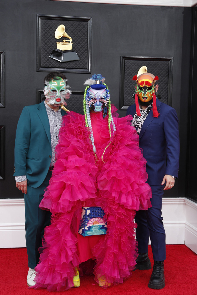 Những bộ đầm đẹp, độc trên thảm đỏ Grammy 2022 - Ảnh 12. Những bộ đầm đẹp, độc trên thảm đỏ Grammy 2022 - Ảnh 12.