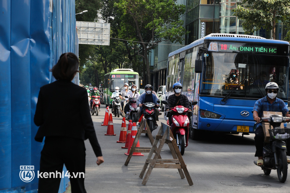 Người dân tại “đất vàng” TP.HCM vui mừng khi rào chắn công trình Metro sắp được tháo dỡ sau 8 năm - Ảnh 15. Người dân tại “đất vàng” TP.HCM vui mừng khi rào chắn công trình Metro sắp được tháo dỡ sau 8 năm - Ảnh 15.