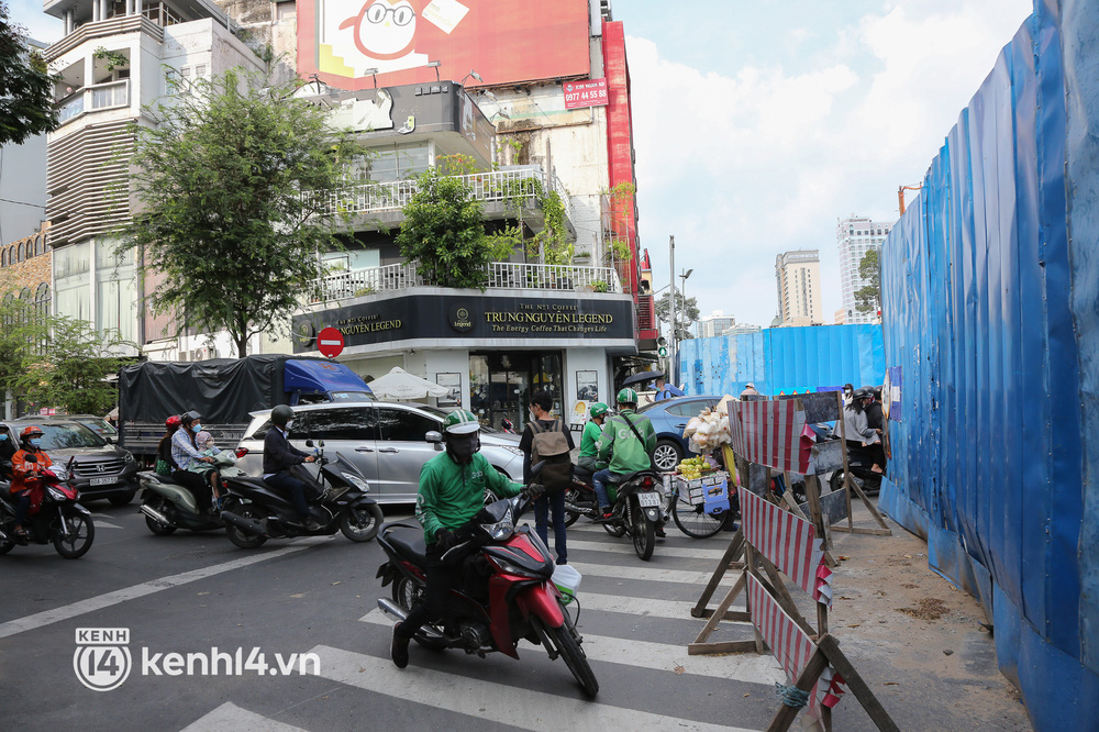 Người dân tại “đất vàng” TP.HCM vui mừng khi rào chắn công trình Metro sắp được tháo dỡ sau 8 năm - Ảnh 16. Người dân tại “đất vàng” TP.HCM vui mừng khi rào chắn công trình Metro sắp được tháo dỡ sau 8 năm - Ảnh 16.