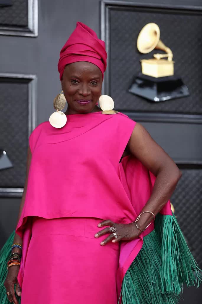 Những bộ đầm đẹp, độc trên thảm đỏ Grammy 2022 - Ảnh 16. Những bộ đầm đẹp, độc trên thảm đỏ Grammy 2022 - Ảnh 16.