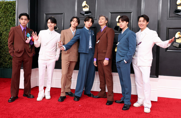 Siêu thảm đỏ Grammy 2022: Lady Gaga - Doja Cat chặt chém BTS, vợ chồng Justin Bieber như quấn chăn bên quân đoàn sao lên đồ quá dị - Ảnh 3.