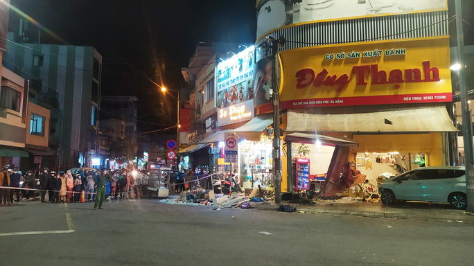 CLIP: Ô tô “điên” lao thẳng vào tiệm bánh mì, ít nhất 3 người bị thương - Ảnh 5. CLIP: Ô tô “điên” lao thẳng vào tiệm bánh mì, ít nhất 3 người bị thương - Ảnh 5.