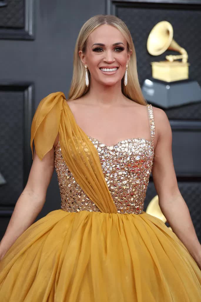 Những bộ đầm đẹp, độc trên thảm đỏ Grammy 2022 - Ảnh 4. Những bộ đầm đẹp, độc trên thảm đỏ Grammy 2022 - Ảnh 4.