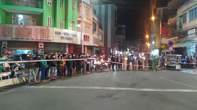 CLIP: Ô tô “điên” lao thẳng vào tiệm bánh mì, ít nhất 3 người bị thương - Ảnh 6. CLIP: Ô tô “điên” lao thẳng vào tiệm bánh mì, ít nhất 3 người bị thương - Ảnh 6.