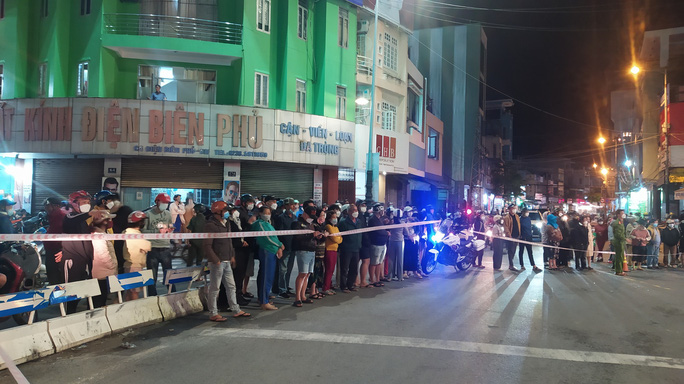 CLIP: Ô tô “điên” lao thẳng vào tiệm bánh mì, ít nhất 3 người bị thương - Ảnh 7. CLIP: Ô tô “điên” lao thẳng vào tiệm bánh mì, ít nhất 3 người bị thương - Ảnh 7.