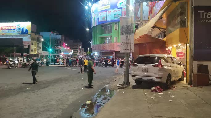 CLIP: Ô tô “điên” lao thẳng vào tiệm bánh mì, ít nhất 3 người bị thương - Ảnh 8. CLIP: Ô tô “điên” lao thẳng vào tiệm bánh mì, ít nhất 3 người bị thương - Ảnh 8.