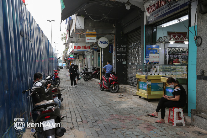 Người dân tại “đất vàng” TP.HCM vui mừng khi rào chắn công trình Metro sắp được tháo dỡ sau 8 năm - Ảnh 8. Người dân tại “đất vàng” TP.HCM vui mừng khi rào chắn công trình Metro sắp được tháo dỡ sau 8 năm - Ảnh 8.
