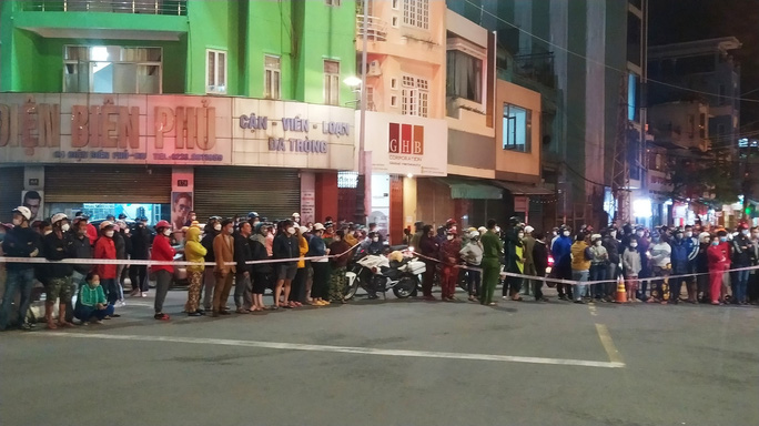 CLIP: Ô tô “điên” lao thẳng vào tiệm bánh mì, ít nhất 3 người bị thương - Ảnh 10. CLIP: Ô tô “điên” lao thẳng vào tiệm bánh mì, ít nhất 3 người bị thương - Ảnh 10.