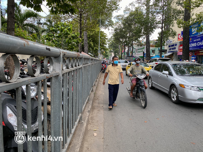  Vỉa hè được rào chắn để dành cho người đi bộ nhưng bị chiếm dụng thành bãi giữ xe ở BV Chợ Rẫy - Ảnh 12.