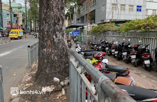  Vỉa hè được rào chắn để dành cho người đi bộ nhưng bị chiếm dụng thành bãi giữ xe ở BV Chợ Rẫy - Ảnh 15.