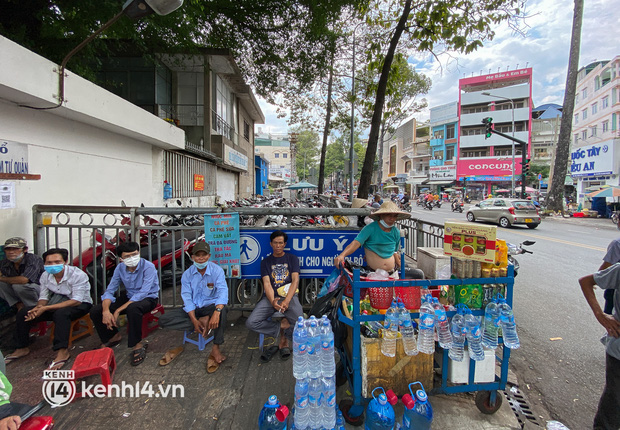  Vỉa hè được rào chắn để dành cho người đi bộ nhưng bị chiếm dụng thành bãi giữ xe ở BV Chợ Rẫy - Ảnh 3.