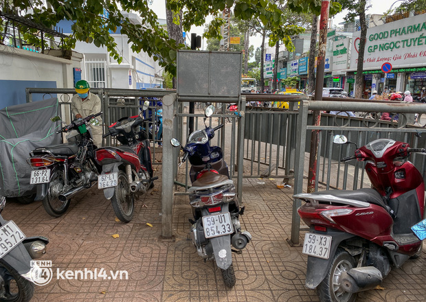  Vỉa hè được rào chắn để dành cho người đi bộ nhưng bị chiếm dụng thành bãi giữ xe ở BV Chợ Rẫy - Ảnh 6.