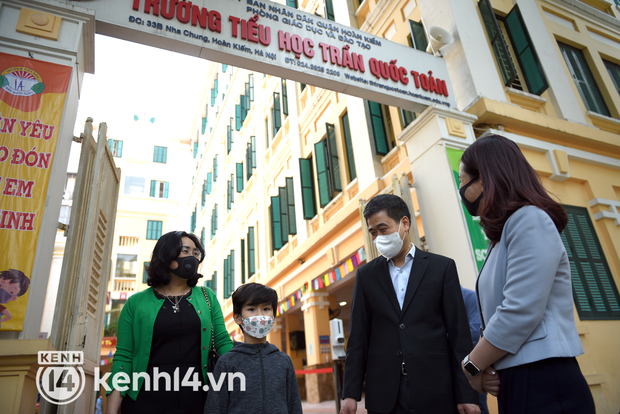  Ảnh: Trường Tiểu học ở Hà Nội gấp rút chuẩn bị đón học sinh sau gần 1 năm đóng cửa - Ảnh 1.