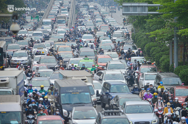  Ảnh: Nhiều tuyến đường Hà Nội ùn tắc ngày đầu học sinh lớp 1 - 6 đến trường - Ảnh 2.