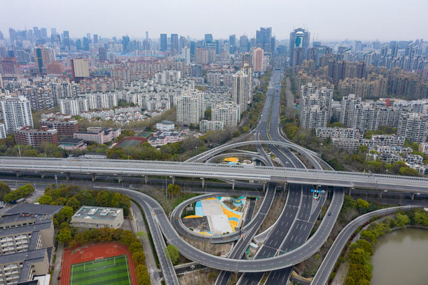 Những hình ảnh tái hiện ác mộng Vũ Hán năm 2020: Thượng Hải phồn hoa biến thành thành phố hoang, toàn bộ cuộc sống như chững lại - Ảnh 2.