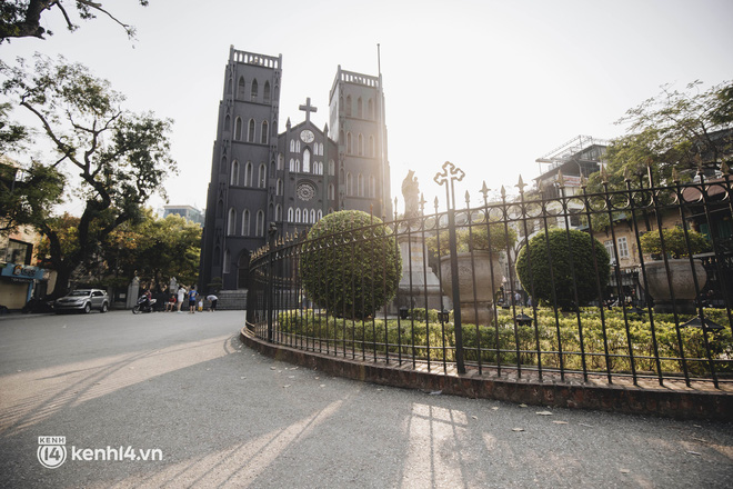 Toàn cảnh Nhà Thờ Lớn - biểu tượng check-in của Hà Nội sau khi thay áo mới, giới trẻ bắt đầu rủ nhau đến chụp ảnh tưng bừng - Ảnh 11.