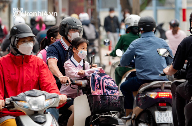  Ảnh: Nhiều tuyến đường Hà Nội ùn tắc ngày đầu học sinh lớp 1 - 6 đến trường - Ảnh 15.