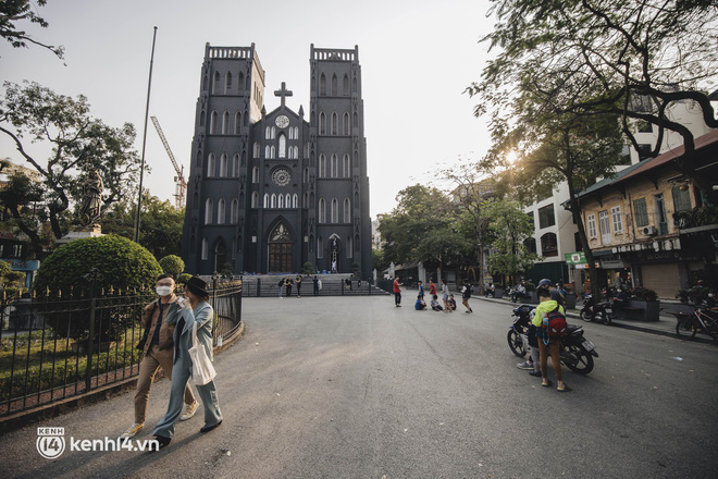 Toàn cảnh Nhà Thờ Lớn - biểu tượng check-in của Hà Nội sau khi thay áo mới, giới trẻ bắt đầu rủ nhau đến chụp ảnh tưng bừng - Ảnh 4.