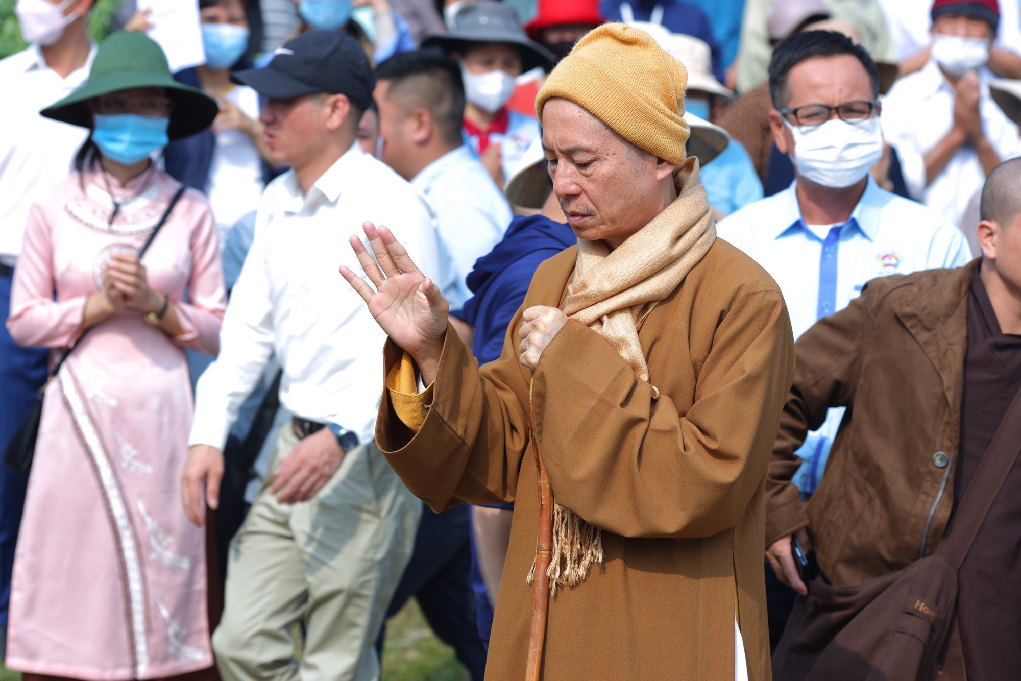  Ảnh: Hàng trăm phật tử và người dân xuống sông Lam phóng sinh 12 tấn cá - Ảnh 5.