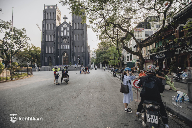 Toàn cảnh Nhà Thờ Lớn - biểu tượng check-in của Hà Nội sau khi thay áo mới, giới trẻ bắt đầu rủ nhau đến chụp ảnh tưng bừng - Ảnh 5.