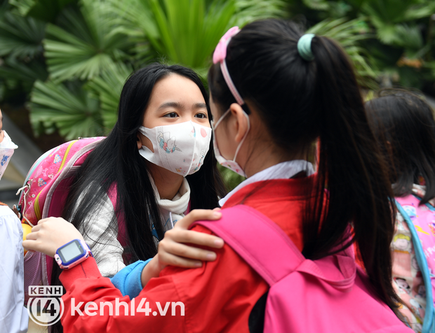 Ảnh: Gần 1 triệu học sinh Tiểu học Hà Nội đi học trở lại, sau 7 tháng cuối cùng cũng được gặp mặt bạn bè - thầy cô rồi! - Ảnh 10.