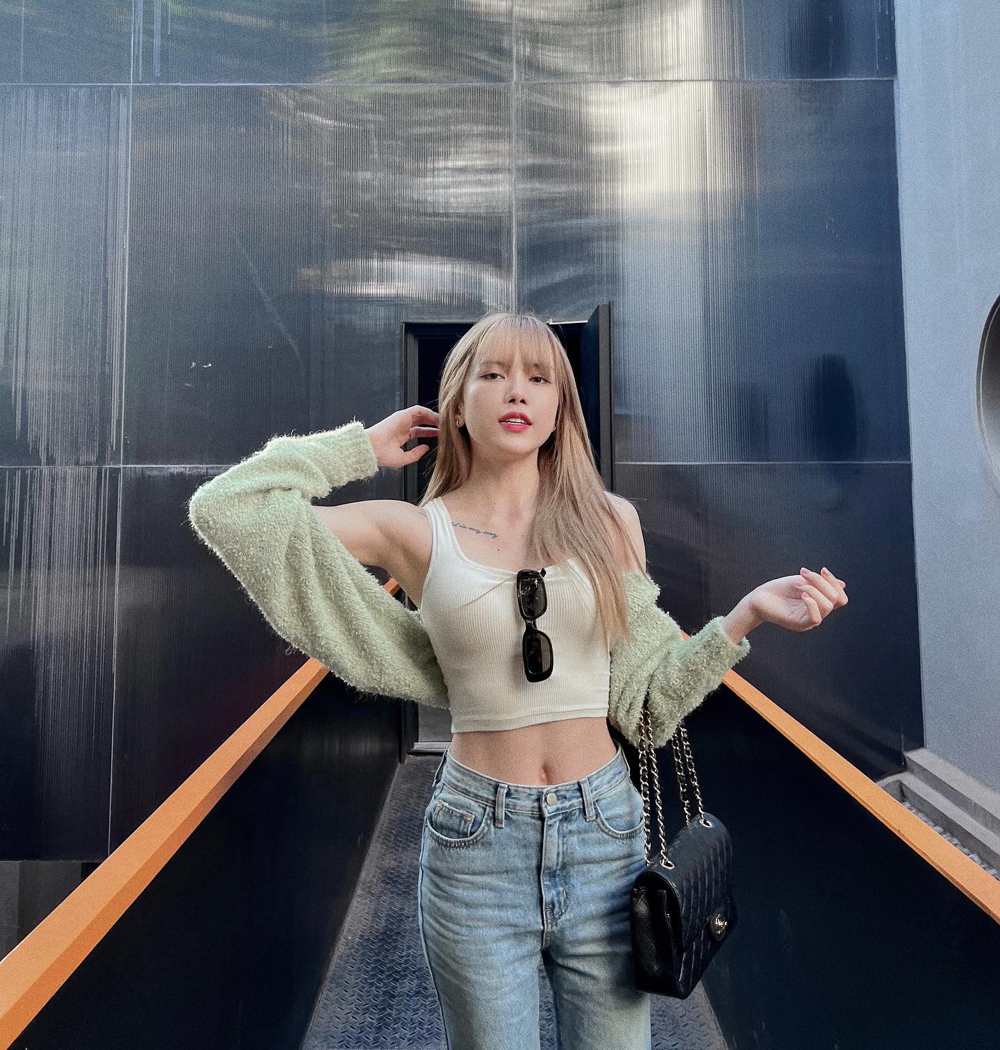 Tình tin đồn suốt 8 năm của chủ tịch Sơn Tùng M-TP: Nhan sắc, tài năng nhưng mãi chưa vụt sáng, cứ xách hàng hiệu là bị nghi fake, vừa nhá hàng MV mới đã bị gọi tên cùng người cũ - Ảnh 3. Tình tin đồn suốt 8 năm của chủ tịch Sơn Tùng M-TP: Nhan sắc, tài năng nhưng mãi chưa vụt sáng, cứ xách hàng hiệu là bị nghi fake, vừa nhá hàng MV mới đã bị gọi tên cùng người cũ - Ảnh 3.