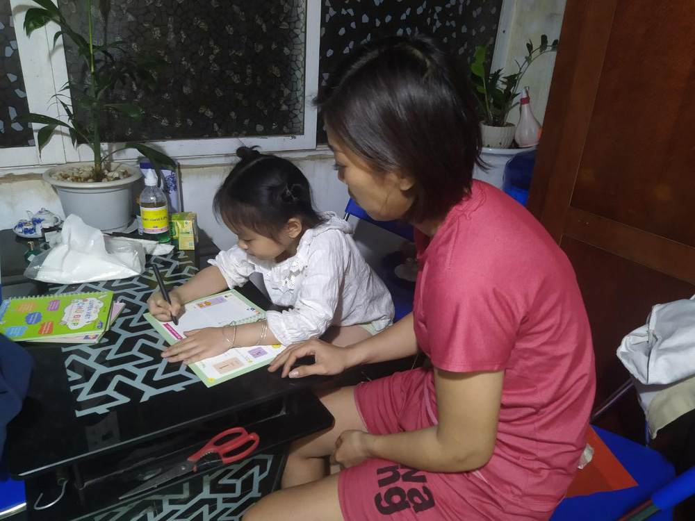 Nước mắt của người phụ nữ ở Hà Nội 37 năm mới được khai sinh - Ảnh 2. Nước mắt của người phụ nữ ở Hà Nội 37 năm mới được khai sinh - Ảnh 2.