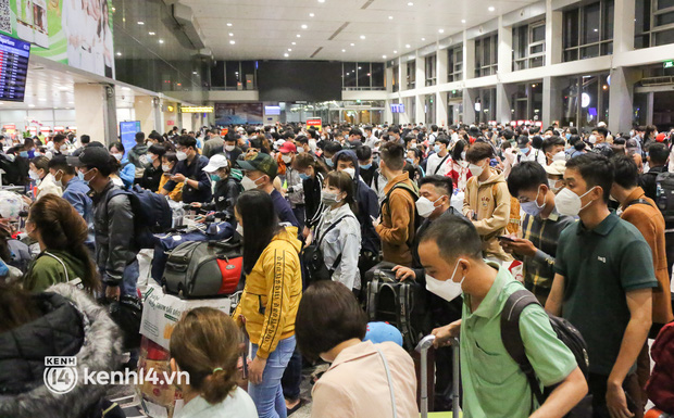  Sân bay Tân Sơn Nhất lên phương pháp phục vụ 42.000 lượt khách/ngày dịp 30/4 - 1/5, mở thêm làn đón xe công nghệ - Ảnh 1.